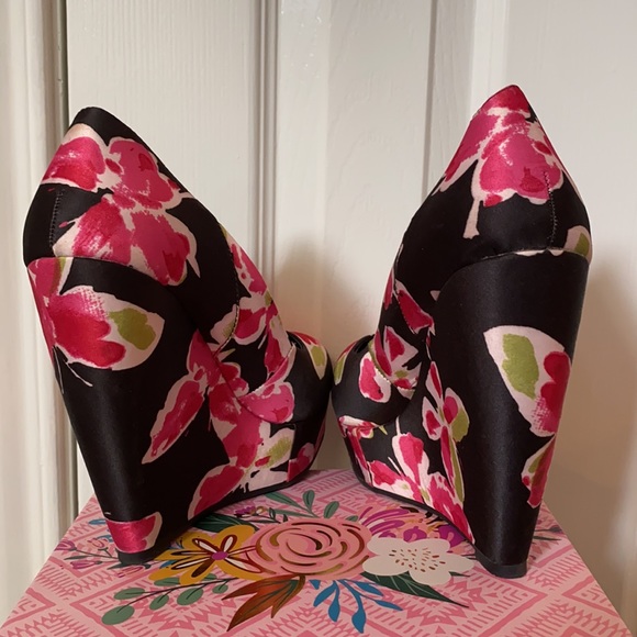 🎓$10/CollegeBlowoutSale!📚-Regularly$15
Elle- satin butterfly wedges - Picture 5 of 9